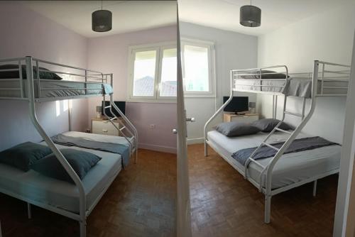 - 2 lits superposés dans une chambre avec un miroir dans l'établissement Location Bord de mer, villa de vacances 6-8 personnes - jardin, à Valras-Plage