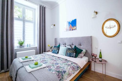 ein Schlafzimmer mit einem Bett mit zwei Handtüchern darauf in der Unterkunft Apartament Ex Libris in Krakau