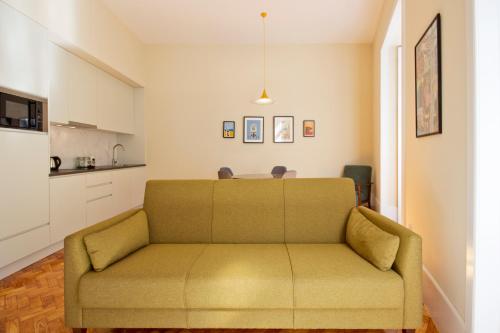 sala de estar con sofá y cocina en Ribeira - Dixos Oporto Apartments IV, en Oporto