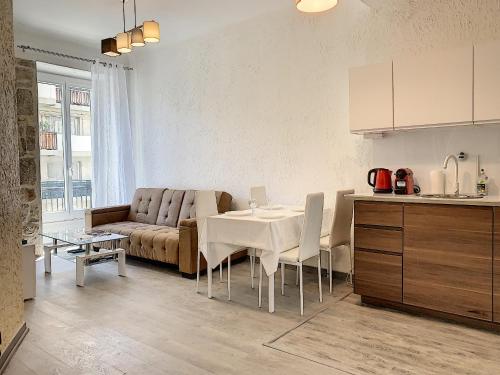 une cuisine et un salon avec une table et un canapé dans l'établissement 2-bedrooms аpartment Nice Port with parking, à Nice