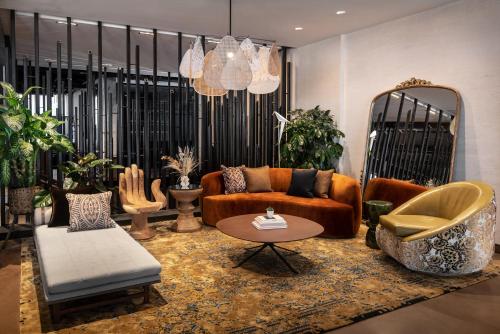 ein Wohnzimmer mit einem Sofa, einem Tisch und Stühlen in der Unterkunft Vignette Collection Yours Truly DC, an IHG Hotel in Washington