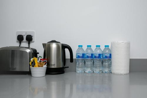 Set per la preparazione di tè e caffè presso Skyvillion - COZY APARTMENTS in Enfield Town With Free Parking & Wifi
