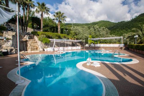 duży basen z niebieską wodą w obiekcie Villa Al Rifugio w mieście Cava deʼ Tirreni
