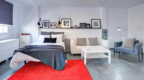 コラレホにあるMyfaprojectのベッドルーム1室(ベッド1台、ソファ1台、赤い敷物付)