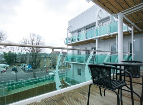 Un balcon sau o terasă la Skyvillion - COZY APARTMENTS in Enfield Town With Free Parking & Wifi