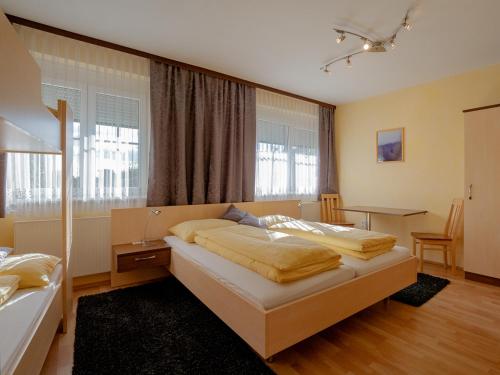 1 dormitorio con 2 camas y escritorio. en Gasthof Familie Hutter, en Rattersdorf
