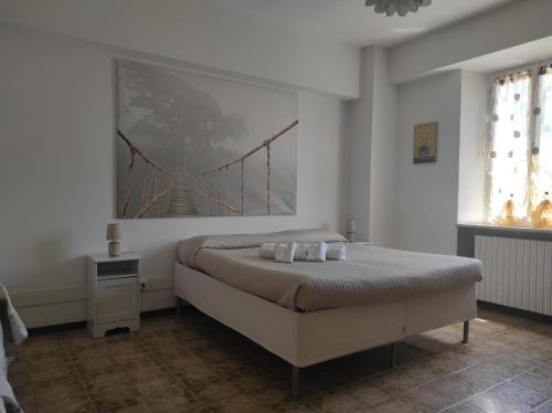 ein Schlafzimmer mit einem Bett mit einem Brückenbild an der Wand in der Unterkunft MONOLOCALI DA VINCI in Falconara Marittima