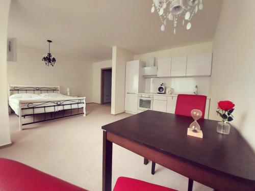 1 dormitorio y sala de estar con mesa de comedor. en THE MEETINKA apartments en Jeseník