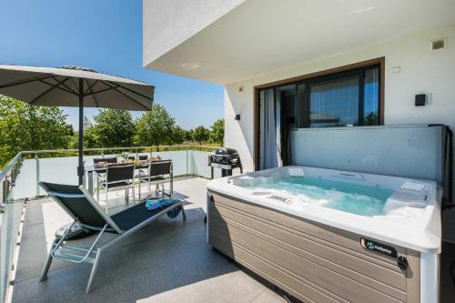 Hồ bơi trong/gần Luxus SPA Fewo MARITIME DREAM WE 3