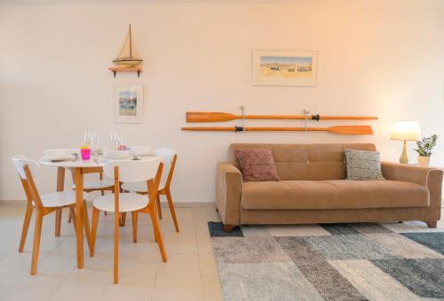 sala de estar con sofá y mesa en Seaside Apartments Malta Sliema 1, en Sliema