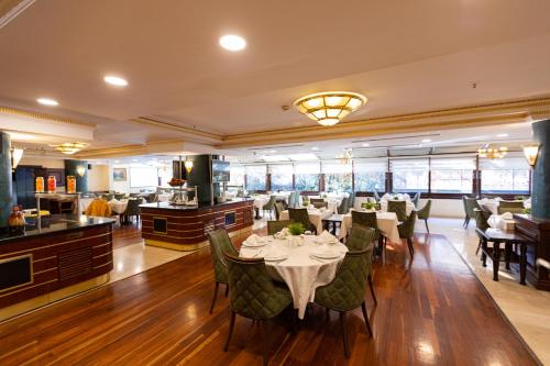 a restaurant with tables and chairs in a room at Ilci Residence Hotel in Ankara