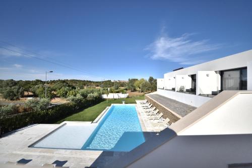 アルモドバルにあるQuinta Solar da Portelaのスイミングプール付きの家の景色を望めます。
