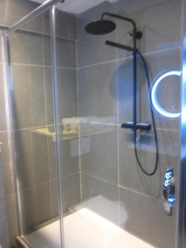 Bilik mandi di Hotel Le Provencal