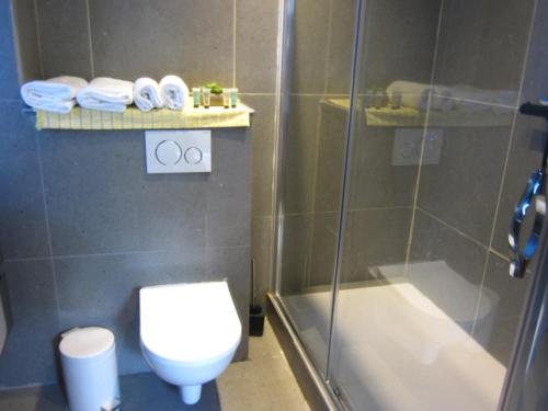 Bilik mandi di Hotel Le Provencal