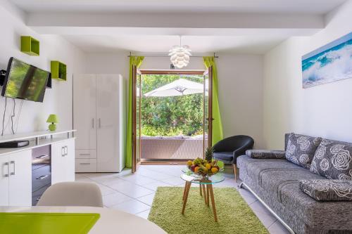salon z kanapą i stołem w obiekcie Downtown Apartments Dorian and Nadia w mieście Opatija