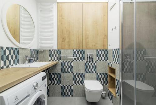 La petite salle de bains est pourvue de toilettes et d'un lavabo. dans l'établissement Grand Apartments - Prestigious Apartment Sopot Victoria Residence, à Sopot