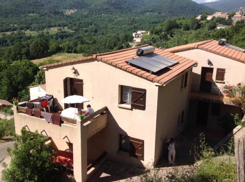 una casa con un panel solar en el techo en Gîtes à COZZANO, en Cozzano