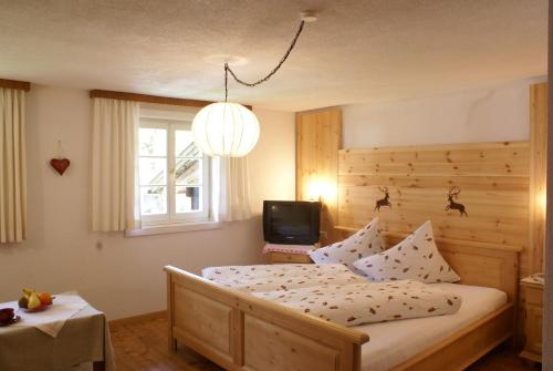 Ein Bett oder Betten in einem Zimmer der Unterkunft Tirolerhaus Tannheim