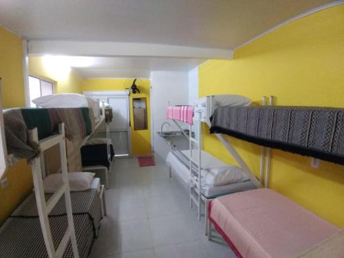 Kerrossänky tai kerrossänkyjä majoituspaikassa Hostel Aprisco Brasil