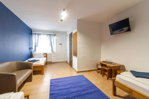 a living room with a couch and a table at Airport Károly Centrál in Vecsés