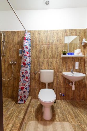 a bathroom with a toilet and a sink at Airport Károly Centrál in Vecsés