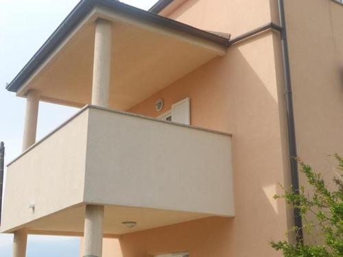 a balcony on the side of a building at apartments oaza, vrsi mulo in Vrsi