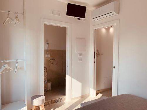 1 dormitorio con puerta que conduce a un baño en Flavì, en Bari