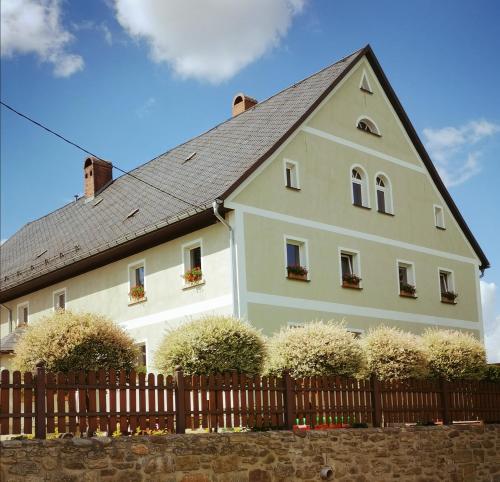 a large white house with a wooden fence at Agroturystyka u Świątków in Stara Kamienica
