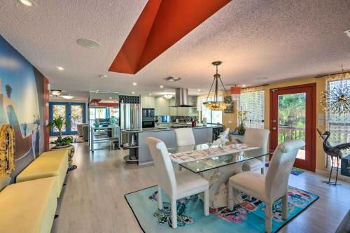 Ruang duduk di Beachfront Home on Gulf of Mexico with Indoor Pool