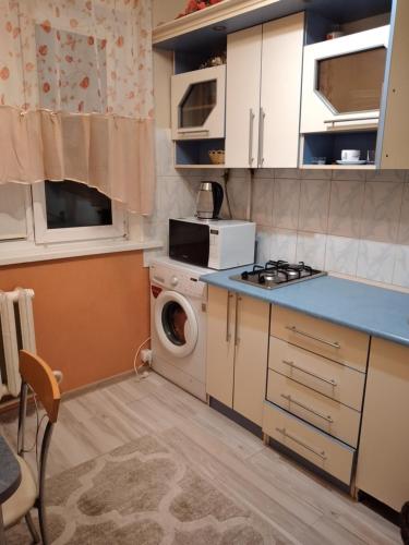 cocina con lavadora y lavadora en Apartment on Khristo Boteva Street, en Chişinău