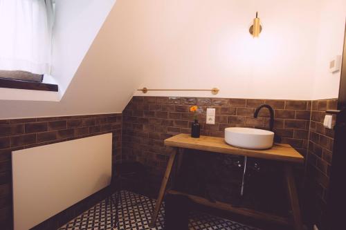 a bathroom with a sink on a wooden counter at EDELFUCHS-LODGE in Bühlertal