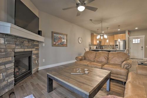Dapur atau dapur kecil di Fraser Retreat, Walk to Ski Shuttle and Main St