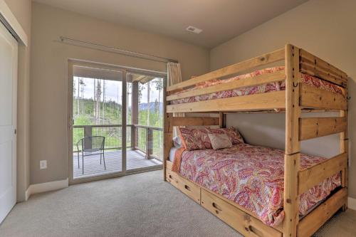 Katil atau katil-katil dalam bilik di Fraser Retreat, Walk to Ski Shuttle and Main St