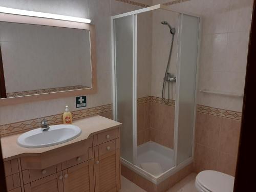 uma casa de banho com um chuveiro, um lavatório e um WC. em Vila Marachique 304 2 bedroom em Alvor