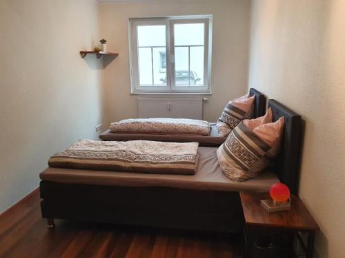 2 camas en una habitación con ventana en Katjas Ferienwohnung, en Nittel