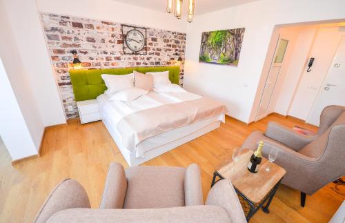 Un pat sau paturi într-o cameră la Grand Accommodation Apartments