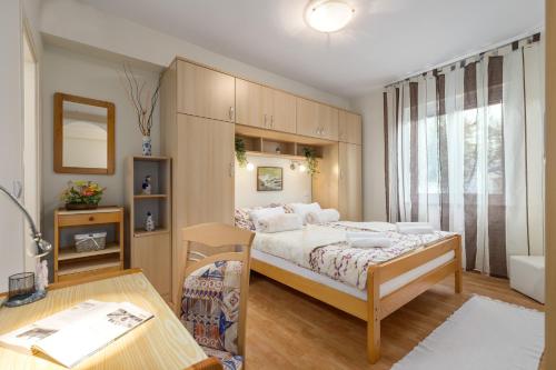 Un pat sau paturi într-o cameră la Apartments Nono