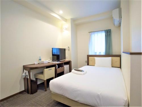 Un pat sau paturi într-o cameră la SHIN YOKOHAMA SK HOTEL - Smoking - Vacation STAY 86105