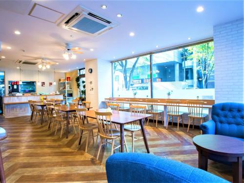 een restaurant met tafels en stoelen en een bar bij SHIN YOKOHAMA SK HOTEL - Smoking - Vacation STAY 86108 in Yokohama