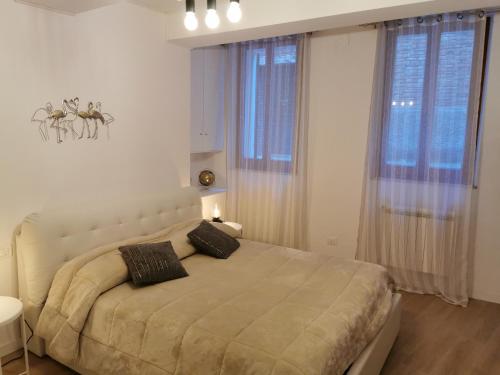 sypialnia z dużym łóżkiem i dwiema poduszkami w obiekcie Fabretti House - Centro storico w mieście Perugia
