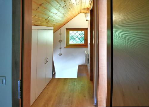 um corredor de uma casa com uma janela em Sweet Stay Forest House em Vrhnika