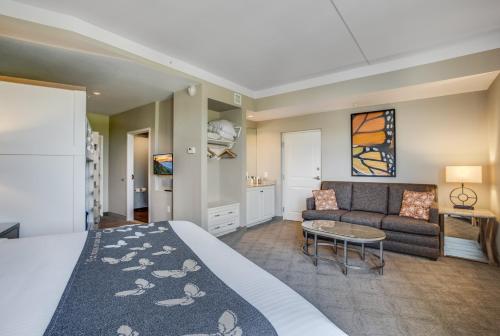 a hotel room with a bed and a couch at Dollywood's DreamMore Resort and Spa in Pigeon Forge