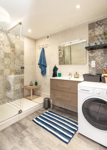 La salle de bains est pourvue d'un lave-linge et d'une douche. dans l'établissement VIEUX SCHILIK / Parking / Tram / Parlement / Proche Strasbourg Centre, à Schiltigheim