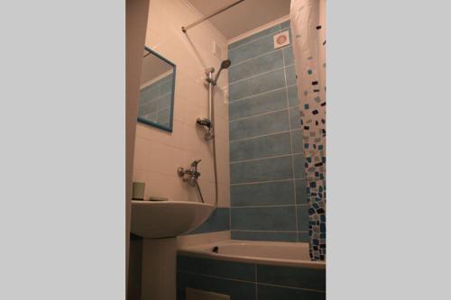 een badkamer met een wastafel, een toilet en een douche bij Апартаменти на Космонавтів in Vinnytsya