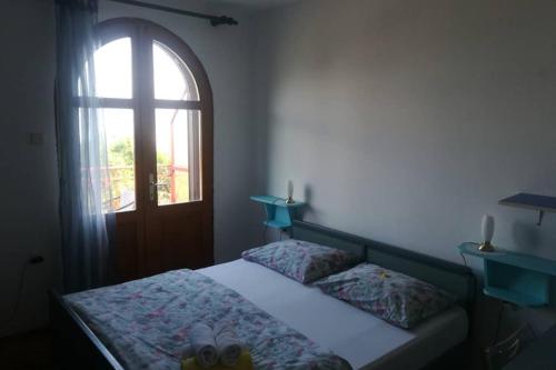 una camera con letto e finestra aperta di Sea view apartment Lovran a Lovran (Laurana)