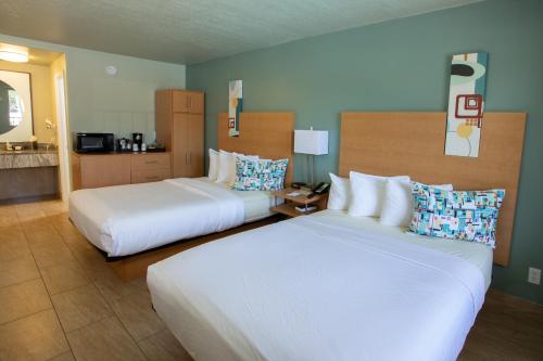 une chambre d'hôtel avec deux lits et une cuisine dans l'établissement The Ponce St. Augustine Hotel, à Saint Augustine