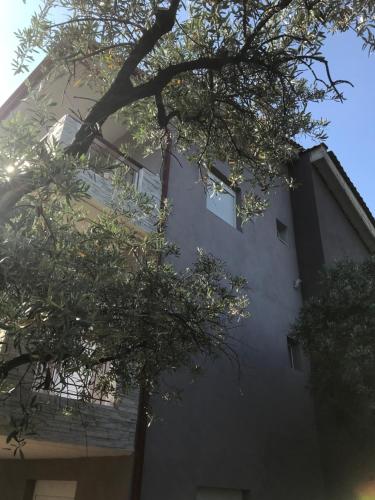Το κτήριο όπου στεγάζεται  το ξενοδοχείο διαμερισμάτων
