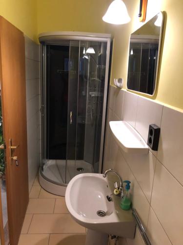 Ένα μπάνιο στο Balatonalmádi Apartmanház