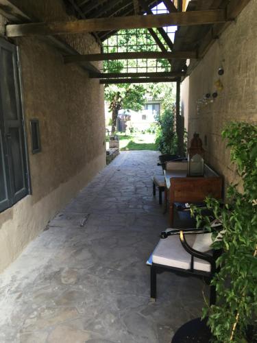 a patio with benches on the side of a building at Un jardin en ville in Sarlat-la-Canéda