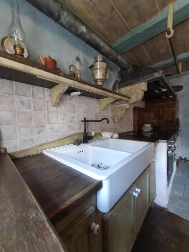 una cocina con un gran fregadero blanco en una habitación en Chalupa Království en Šluknov